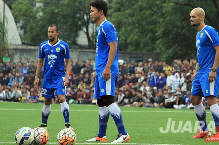 Pemain Persib Bandung (kiri-kanan), Supardi Nasir, Achmad Jufriyanto, dan Sergio van Dijk, saat berlatih di Lapangan Lodaya, Kota Bandung.