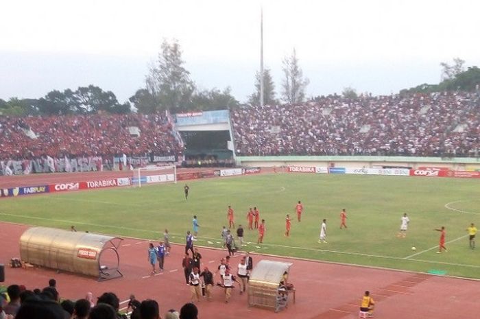 Kapten Persis Solo, M Wahyu ditandu ke luar lapangan pada laga Persis melawan PSPS Riau, Minggu (29/4/2018).