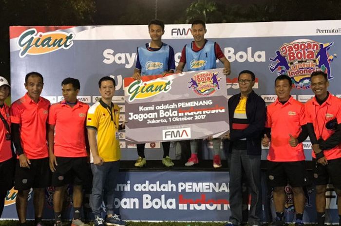 Dua remaja asal Indonesia bakal mengikuti pelatihan di klub La Liga Spanyol setelah menjadi yang terbaik pada ajang Jagoan Bola Giant, Minggu (1/10/2017). 