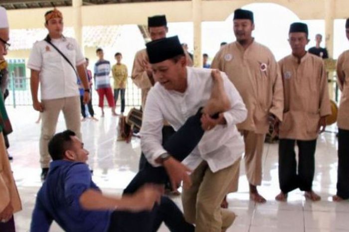 Calon gubernur Jawa Barat dari pasangan nomor urut 2, Sudrajat melakukan kunjungan ke Padepokan Silat Cimande di kecamatan Caringin, Desa Cimande, Kabupaten Bogor, Jawa Barat, Jumat (9/3/2018).