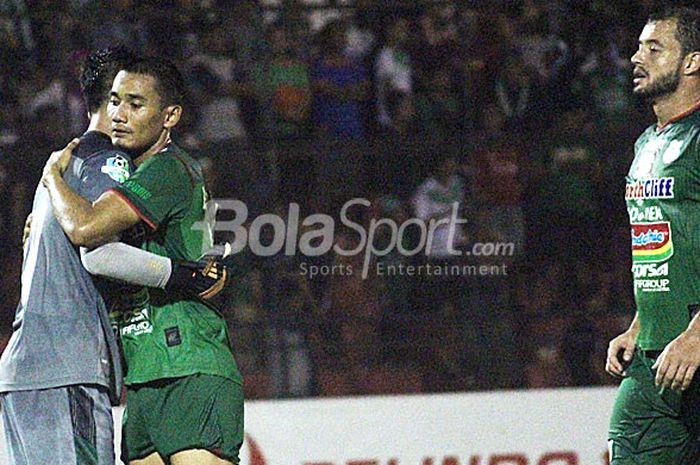Pemain PSMS Medan, Legimin Rahardjo (kedua dari kiri), memeluk kiper Dhika Bayangkara usai mengalahkan Sriwijaya FC dalam laga lanjutan Liga 1 di Stadion Teladan, Medan, Jumat (18/5/2018).