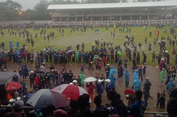 Fans Persib, bobotoh memasuki Lapangan di Stadion Wiradadaha, Kota Tasikmalaya, Minggu (19/2/2017) sore. Semua itu setelah pertandingan uji coba Persib kontra Persikotas dihentikan pada menit ketujuh.
