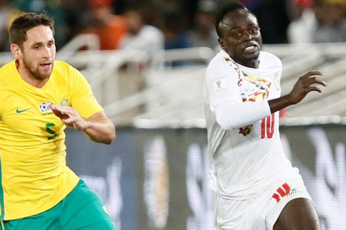 Pemain Senegal, Sadio Mane (kanan), dalam laga kontra Afrika Selatan pada Jumat (10/11/2017)