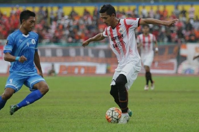Penyerang Persija, Rudi Widodo (kanan) mencoba melewati bek PSCS, M Arifin dalam laga Cilacap Cup 2017 di Stadion Wijayakusuma, Cilacap, Jawa Tengah, Sabtu (25/3/2017) sore WIB.