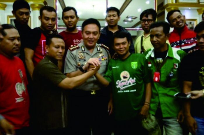 Aksi damai Bonek Surabaya dengan perguruan silat PSHT difasilitasi oleh Polrestabes Surabaya