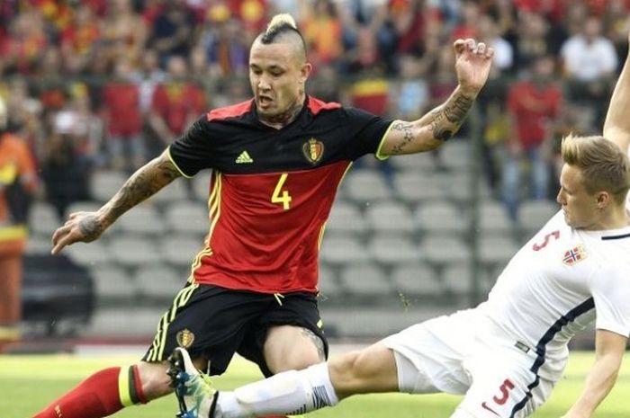 Gelandang timnas Belgia, Radja Nainggolan (kiri), dihadang pemain Norwegia, Jonas Svensson, dalam laga persahabatan di Stadion King Baudouin, Brussels, 5 Juni 2016.