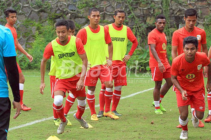 Pemain Barito Putera melakukan pemanasan sebelum melakoni laga uji coba melawan Malang United di Lapangan Agrokusuma Batu, Jawa Timur, Rabu (07/02/2018) sore.