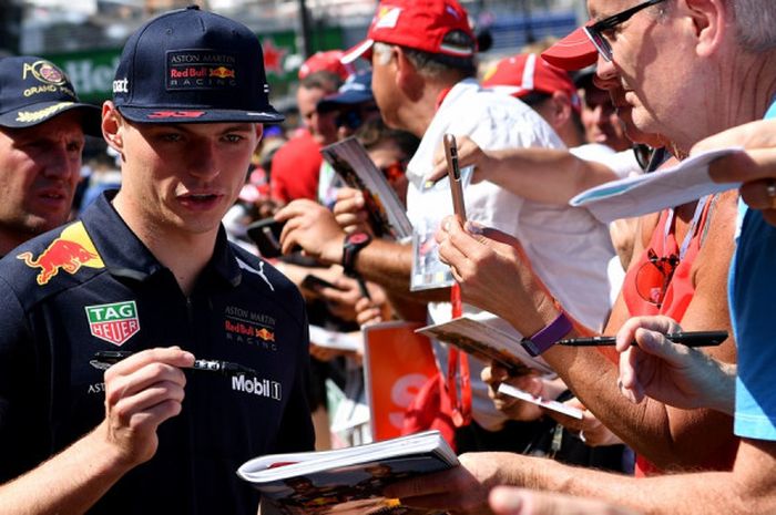 Pebalap Red Bull Racing, Max Verstappen, melayani sesi tanda tangan kepada para penggemarnya di sela pekan balap Formula 1 (F1) GP Monaco 2018 yang berlangsung di Sirkuit Jalan Raya Monte Carlo, Monako, 24-27 Mei.