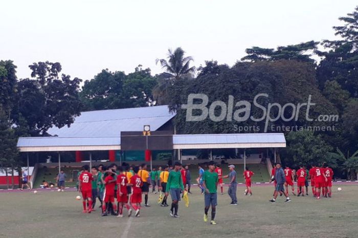 Timnas U-16 Indonesia melakukan ujicoba melawan Topskor Selection di Lapangan Atang Soetrisna, Cijantung, Jakarta Timur, Kamis (10/5/2018)