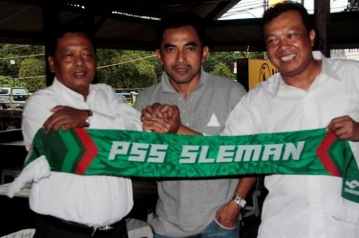 Pelatih PSS, Seto Nurdiyantoro (tengah) siap memaksimalkan skuat Elang Jawa menuju ISC B 2016.