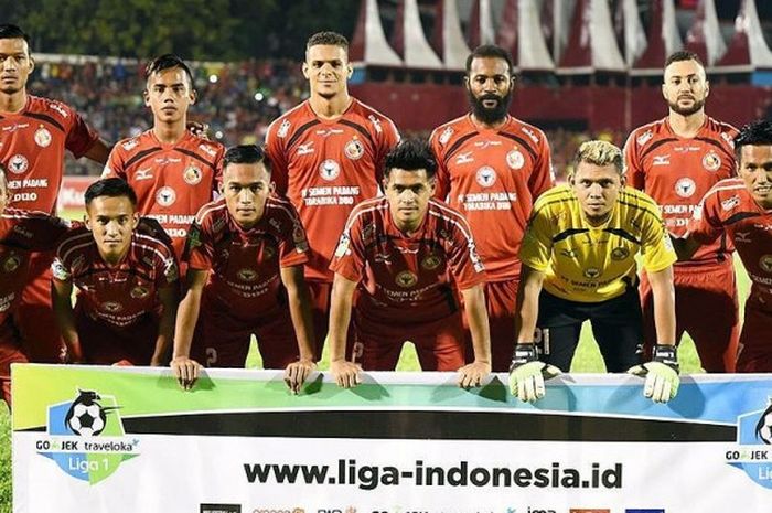 Pemain Semen Padang berpose sebelum laga melawan Persib Bandung lada laga lanjutan Liga 1 di Stadion Haji Agus Salim, Padang, Sabtu (13/5).