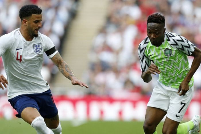 Bek Inggris, Kyle Walker (kiri), berduel dengan penyerang Nigeria, Ahmed Musa, dalam laga persahabatan di Stadion Wembley, London, Inggris pada 2 Juni 2018.