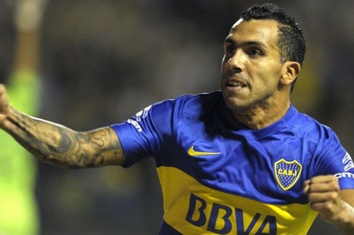 Penyerang Boca Juniors, Carlos Tevez, melakukan selebrasi usai membobol gawang Newell's Ol Boys dalam laga kasta tertinggi Argentina dui Stadion La Bombonera, Sabtu (20/2/2016).