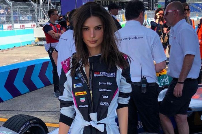 Emily Ratajkowski bersiap untuk mengendarai Formula E