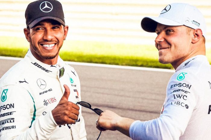 Dua pebalap Mercedes, Lewis Hamilton (kiri) dan Valtteri Bottas (kanan) tengah berpose bersama 