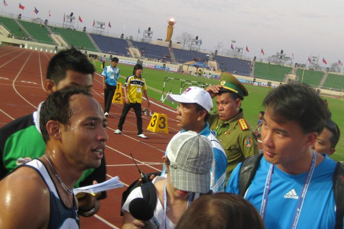 Suryo Agung Wibowo (kiri), diwawancarai para awak media setelah final nomor lari 100 meter putra di New Laos National Stadium, Vientiane, Laos, Minggu (13/12/2009).