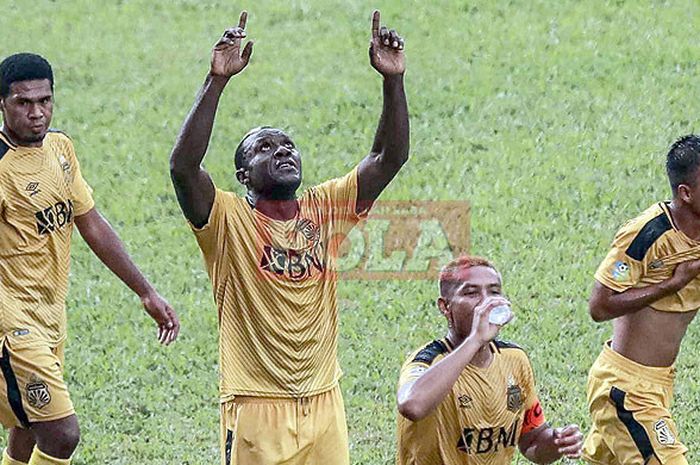 Striker Bhayangkara FC, Herman Dzumafo Epandi, melakukan selebrasi seusai mencetak gol ke gawang PS Tira dalam laga pekan ketujuh Liga 1 2018 di Stadion PTIK, Jakarta, Jumat (4/5/2018).