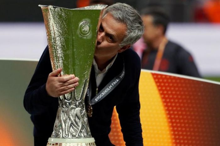Pelatih Manchester United, Jose Mourinho, mencium trofi juara Liga Europa setelah membawa tim mengalahkan Ajax Amsterdam di Friends Arena, Solna, 24 Mei 2017.