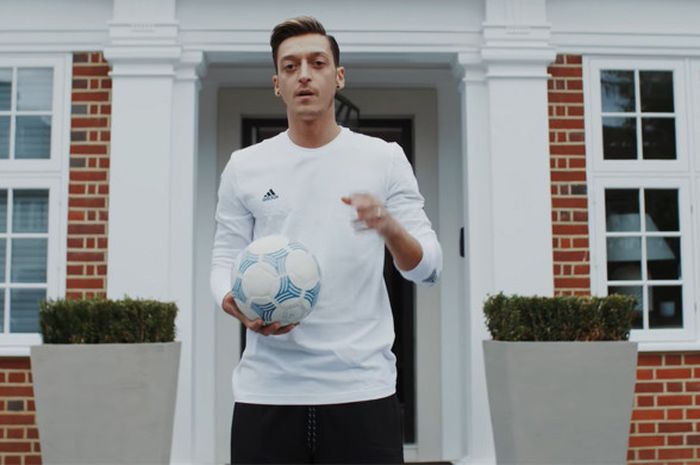 Bintang Arsenal, Mesut Oezil saat berada di depan rumahnya.