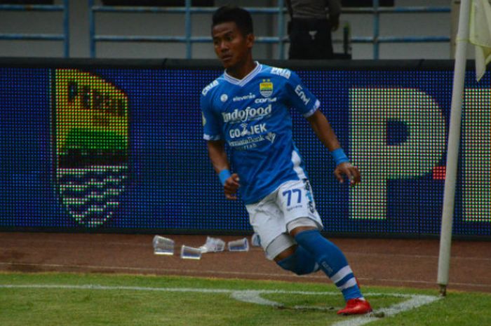 Pemain Tengah Persib Bandung, Ghozali Siregar saat menghadapi Arema di Stadion Gelora Bandung Lautan Api, Kamis (13/9/2018). 