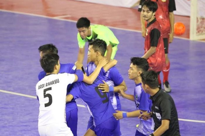 Tim Futsal Jawa Barat (biru) merayakan gol ke gawang Tim Futsal Banten (merah) di GOR Jatinangor, Sumedang, Jawa Barat, Jumat (15/9/2017), dalam FFI Futsal Championship 2017.