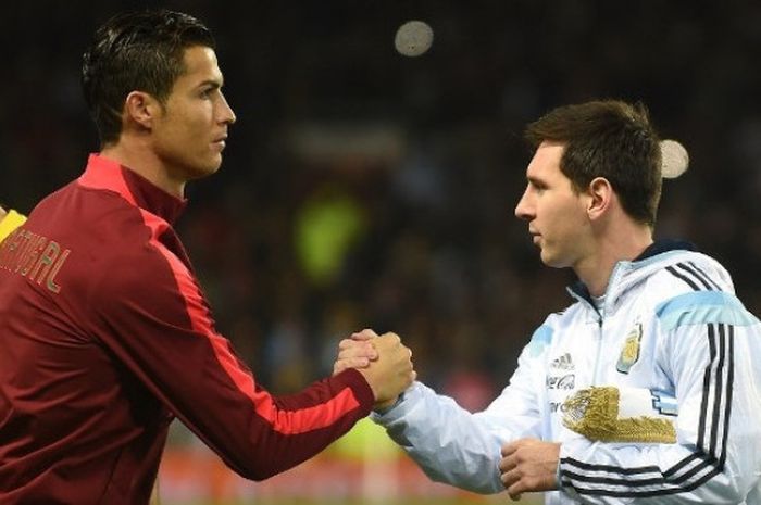     Cristiano Ronaldo dan Lionel Messi berjabat tangan dalam laga persahabatan antara Timnas Portugal menghadapi Argentina di Stadion Old Trafford, Manchester, pada November 2014.    