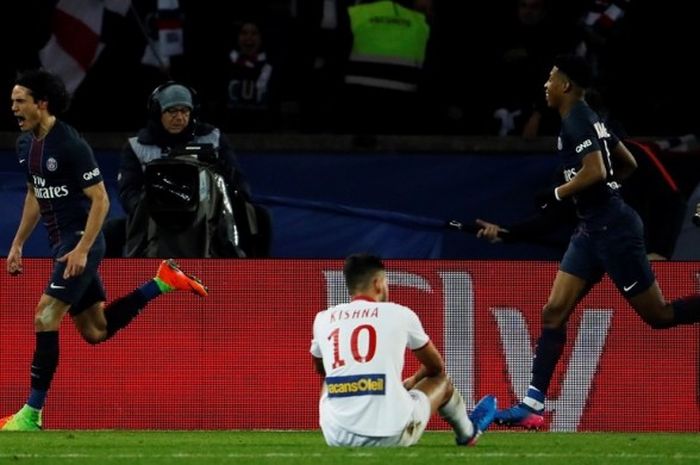 Edinson Cavani merayakan gol Paris Saint-Germain ke gawang Lille pada partai lanjutan Ligue 1 di Stadion Parc des Princes, Selasa (7/2/2017).