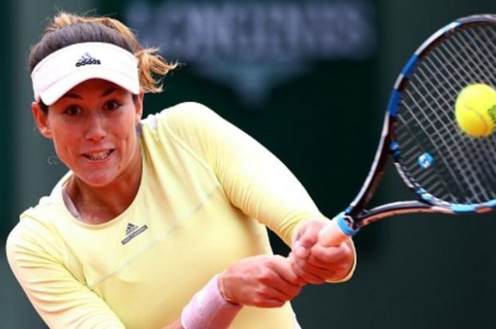 Petenis Spanyol, Garbine Muguruza mengembalikan bola kepada Samantha Stosur pada semifinal Prancis Terbuka di Suzanne-Lenglen Court, Stade Roland Garros, Paris, Jumat (3/6/2016). 