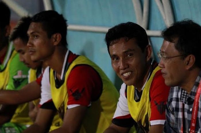 Asisten pelatih yang merangkap pemain Persiba Balikpapan, Bima Sakti (dua dari kanan) saat timnya dijamu Persela di Stadion Surajaya, Lamongan pada Senin (8/8/2016) malam. 