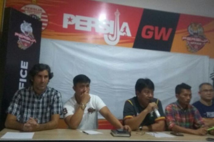 Direktur Persija, Gede Widiade (tengah) memberikan penjelasan soal izin laga timnya pada musim 2018 di Jakarta, Minggu (18/3/2018) malam. 