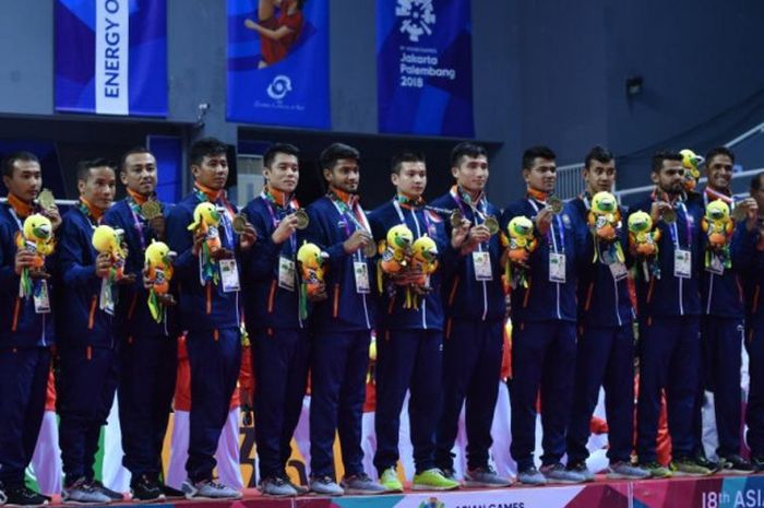 Kontingen timnas sepak takraw India berpose setelah memenangi medali perunggu dalam nomor tim beregu putra Asian Games 2018 di Palembang, 22 Agustus 2018.