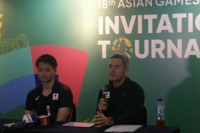 Pelatih timnas Jepang, Gordon Mayforth (kanan) berbicara dalam konferensi pers setelah menghadapi tim Indonesia 2 pada tes event Asian Games 2018 di Tennis Indoor, Senayan, Jakarta, Senin (12/2/2018).