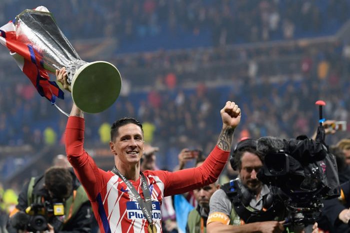 Striker Atletico Madrid, Fernando Torres, mengangkat trofi Liga Europa setelah ikut membawa timnya menjadi juara dengan mengalahkan Olympique Marseille di partai final, Kamis (17/5/2018) dini hari WIB di Stadion Parc OL, Lyon.