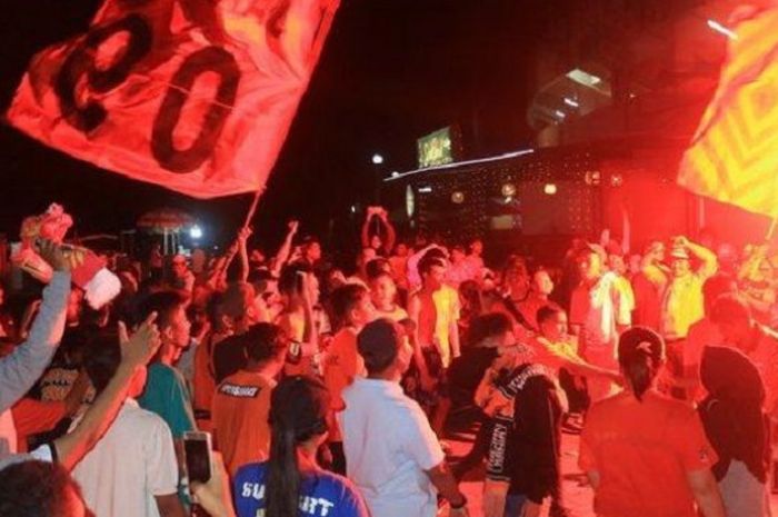 Suporter Borneo FC, Pusamania ikut terlibat dalam perayaan kemenangan Persija Jakarta yang merebut g