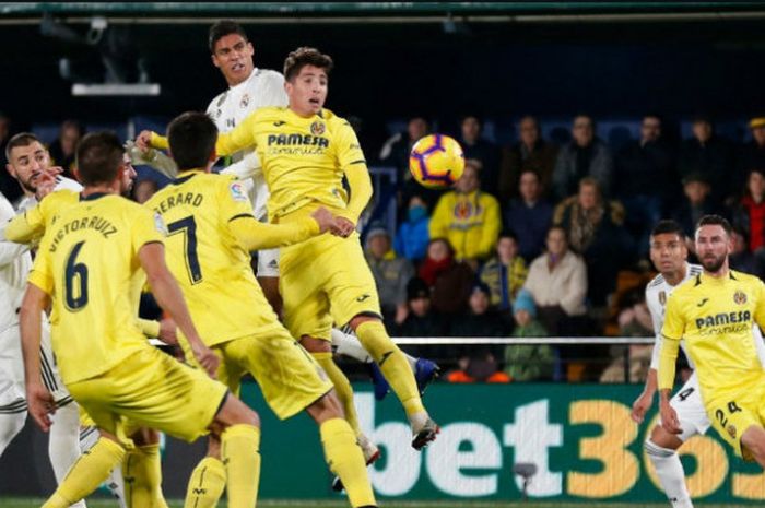 Bek Real Madrid, Raphael Varane, menyundul bola dalam laga kontra Villarreal pada Kamis (3/1/2019)