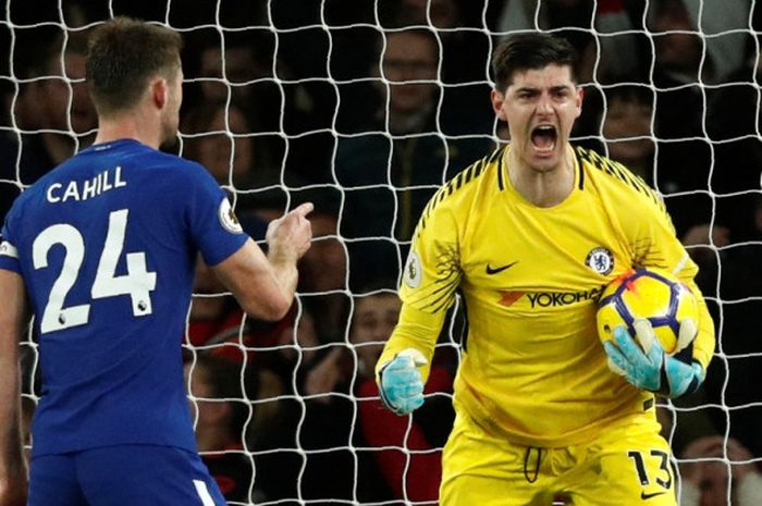 Kiper Chelsea, Thibaut Courtois (kanan), merayakan keberhasilan menahan tembakan dalam laga Liga Inggris kontra Arsenal di Stadion Emirates, London, pada 3 Januari 2017.