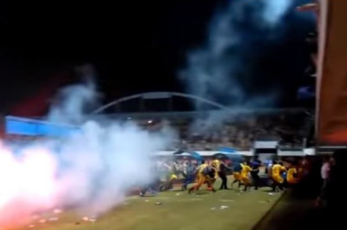 Kericuhan di Semifinal Piala Soeratin 2017 pada laga PSS Sleman U-17 kontra Penajam Paser Utama U-17 di Stadion Maguwoharjo, Sleman, Rabu (25/10/2017)