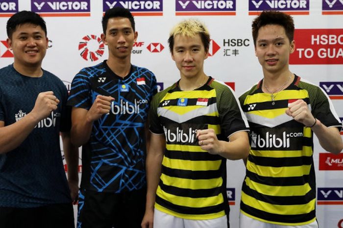 Dua pasangan ganda putra Indonesia, Wahyu Nayaka Arya Pankaryanira (paling kiri)/Ade Yusuf Santoso dan Marcus Fernaldi Gideon/Kevin Sanjaya Sukamuljo (paling kanan), berpose seusai menjalani laga babak kesatu turnamen China Open 2018 di Changzhou, Rabu (19/9/2018). 