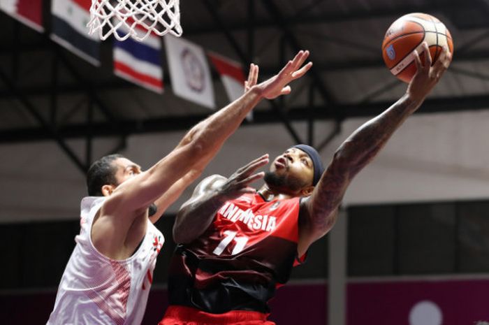 Pemain Basket Indonesia, Jamarr Andre Johnson (kanan) melakukan Lay-up saat menghadapi Suriah dipertandingan Babak Klasifikasi Asian Games ke 18 di Hall Basket Senayan, Jakarta Selasa (28/8). 