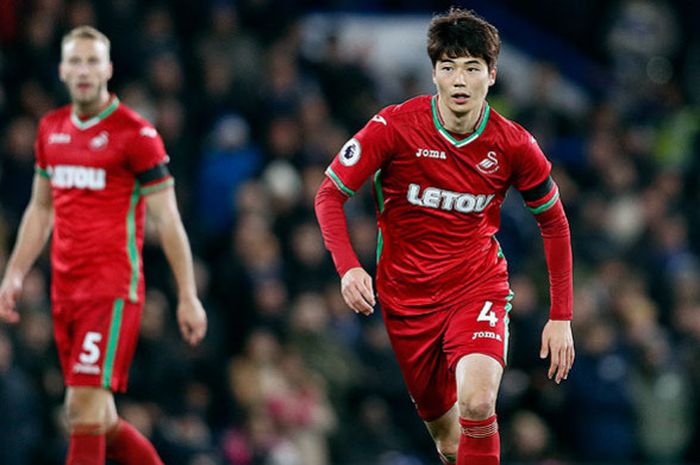 Aksi gelandang Swansea City, Ki Sung-Yueng, saat menggiring bola dalam laga lanjutan Liga Inggris 2017-2018 melawan Chelsea di Stadion Stamford Bridge, London, pada 29 November 2017.