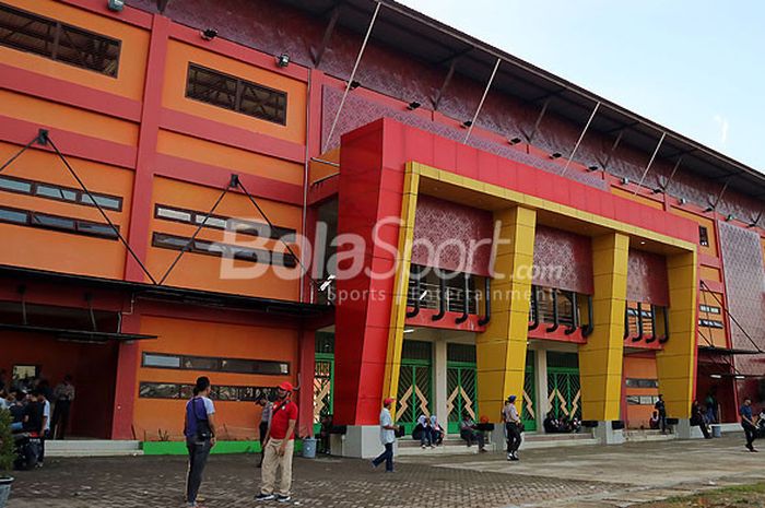 Suasana pelataran Stadion Ratu Pamellingan Pamekasan, Jawa Timur, saat laga uji coba antara Madura United melawan PSIS Semarang pada Minggu (11/03/2018) malam.