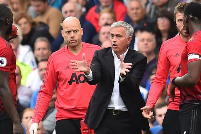 Ekspresi Manajer Manchester United, Jose Mourinho (tengah), saat memberikan arahan kepada striker Romelu Lukaku (kiri) saat menghadapi Brighton & Hove Albion di Stadion American Express, Brighton, Inggris, pada 19 Agustus 2018.