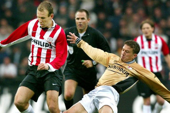 Arjen Robben (kiri) saat membela PSV Eindhoven melawan Twente Enschede dalam partai Liga Belanda di EIndhoven, 19 April 2003.