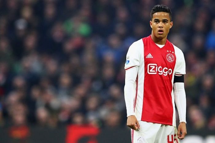 Pemain Ajax Amsterdam, Justin Kluivert, beraksi dalam pertandingan Eredivisie kontra ADO Den Haag di Amsterdam Arena, Belanda, pada 29 Januari 2017.