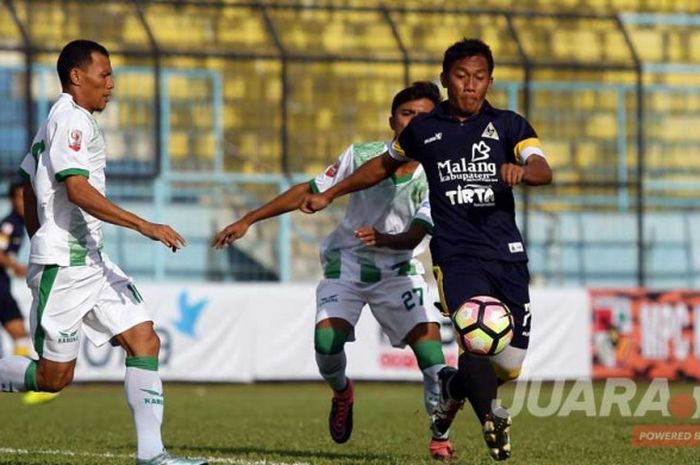 Khusnul Yuli saat mengejar bola dalam Laga lanjutan Liga 2 Persekam Metro FC melawan Persekap Kota Pasuruan yang berakhir dengan skor akhir 3-3 di Stadion Kanjuruhan Malang, Jawa Timur (13/05/2017) Sabtu sore.