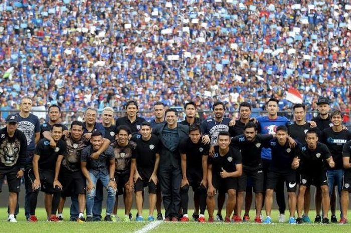 Bek asal Makedonia , Goran Gancev pose dengan semua pemain Arema sebelum menjamu Persib pada laga pamungkas TSC 2016 di Stadion Kanjuruhan, Kab Malang, Minggu (18/12/2016).