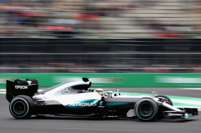 Pebalap Formula 1 (F1) yang membela tim Mercedes AMG Petronas, Lewis Hamilton, saat menjalani latihan pertama GP Meksiko di Autodromo Hermanos Rodriguez, Mexico City, Jumat (28/10/2016).