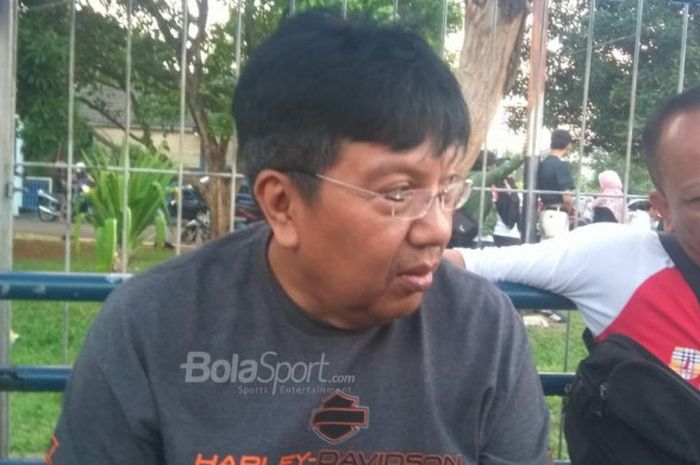 Direktur Utama Persija Jakarta, Gede Widiade menjawab pertanyaan wartawan di Lapangan Halim Perdanak