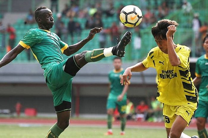 Pemain Sriwijaya FC, Makan Konate saat berduel dengan pemain Bekasi Selection di Stadion Patriot Candrabhaga Bekasi, Sabtu (14/1/2018)