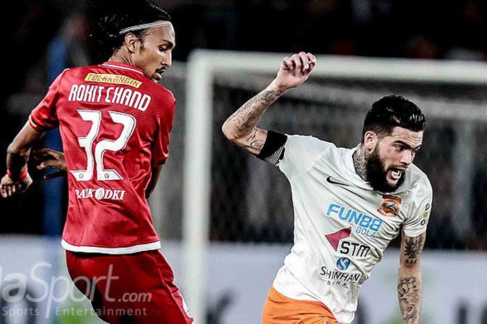   Gelandang Persija Jakarta, Rohit Chand (kiri), berebut bola dengan bek Borneo FC, Diego Michiels, pada laga pekan keempat Liga 1 2018 di Stadion Utama Gelora Bung Karno, Sabtu (14/4/2018) malam.  